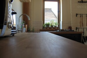 Fridge, microwave, oven, stovetop - Unique self-contained 1bed Grade II Listed Converted Dovecote (Saffron Walden)