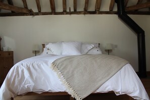 1 bedroom, desk, iron/ironing board, WiFi - Unique self-contained 1bed Grade II Listed Converted Dovecote (Saffron Walden)