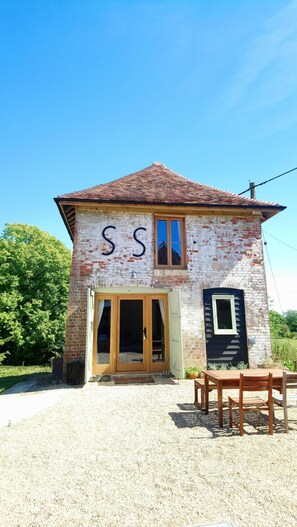 Exterior - Unique self-contained 1bed Grade II Listed Converted Dovecote (Saffron Walden)