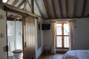 1 bedroom, desk, iron/ironing board, WiFi - Unique self-contained 1bed Grade II Listed Dovecote/Farm Barn (Saffron Walden)