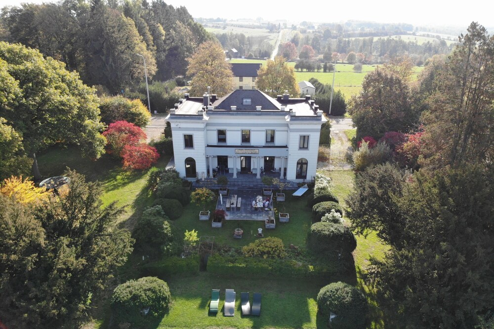 Beautifully restored castle in the Ardennes for 12 adults (16 pers)