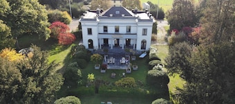 Smukt restaureret slot i Ardennerne til 12 voksne (16 pers)