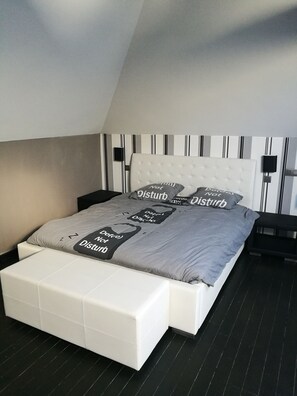 4 quartos, Wi-Fi de cortesia, roupa de cama