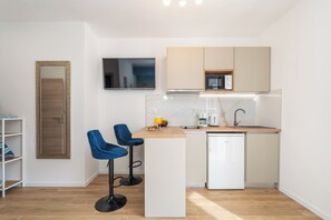 Fridge, microwave, stovetop, coffee/tea maker - Studio Seastar apartment with a balcony sea view
 (Zaton, Dubrovnik)