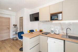 Kühlschrank, Mikrowelle, Herdplatte, Wasserkocher mit Kaffee-/Teezubehör