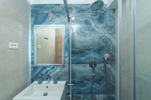 Douche, sèche-cheveux, serviettes fournies, savon