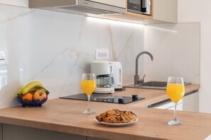 Refrigerador, microondas, parrilla de estufa y cafetera y tetera