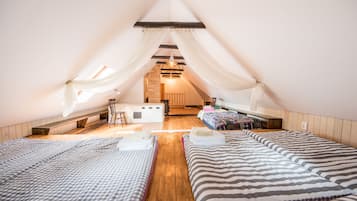 3 bedrooms, desk, WiFi, bed sheets