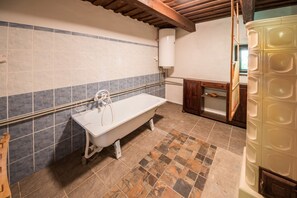 Combined shower/tub, hair dryer, slippers, towels - Country house Fort Lacnov (Lipovce)