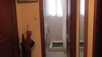 Baignoire, sĂšche-cheveux, serviettes fournies