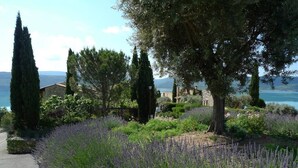 A garden with lavender, cypress trees, and a view of the sea. - Lou Marcelou - Apartment One (Sainte-Croix-du-Verdon)