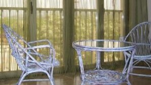 A room with a large window covered by sheer curtains, a round metal table, and two wicker chairs. - Apartment/ flat - Plasencia (Plasencia)