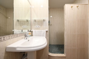 Dusche, Haartrockner, Handtücher, Seife