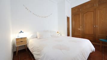 1 habitación, tabla de planchar con plancha, wifi gratis y ropa de cama