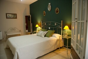 7 bedrooms, iron/ironing board, WiFi, bed sheets