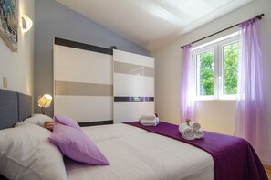 2 bedrooms, in-room safe, iron/ironing board, free WiFi