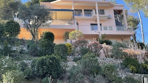 A modern two-story house with a balcony, surrounded by lush greenery and trees. - Nice architect house with stunning pine view only 4km from Aix en Provence (Saint-Marc-Jaumegarde)