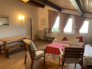 TV, peis, DVD-spiller og bøker