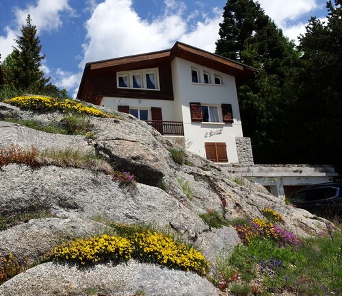  chalet (6-16 henkilöä) erittäin aurinkoinen, tilava, upea näkymä, 5 minuutin päässä keskustasta