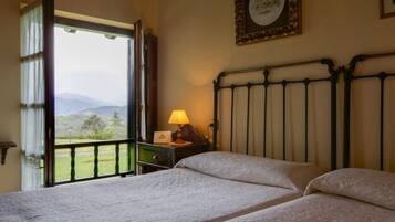 2 dormitorios, escritorio, tabla de planchar con plancha y cuna de viaje