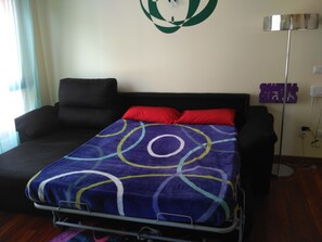 1 quarto, escrivaninha, ferros/tábuas de passar roupa, berço de viagem