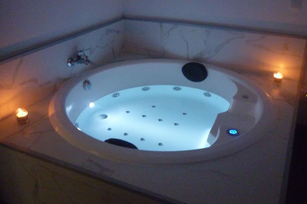 Apartment with Jacuzzi and Wifi