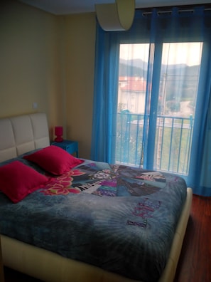 1 dormitorio, escritorio, tabla de planchar con plancha y cuna de viaje