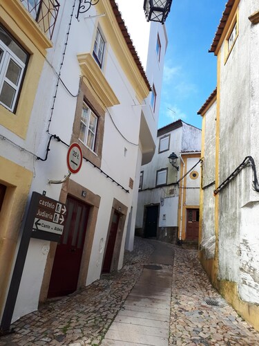 Linna talo. Seinien kokemus ja jännitys.