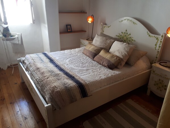 3 makuuhuonetta, työpöytä, silitysrauta/-lauta, Wi-Fi