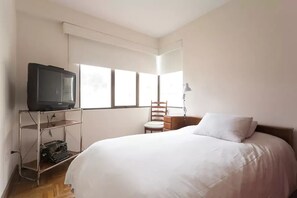2 habitaciones, escritorio, tabla de planchar con plancha y wifi gratis 