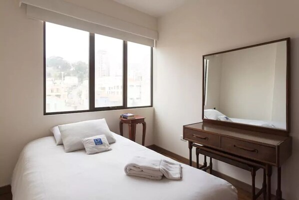 2 bedrooms, desk, iron/ironing board, free WiFi - Central Modern Apartment near US Embassy and cable car (La Paz)