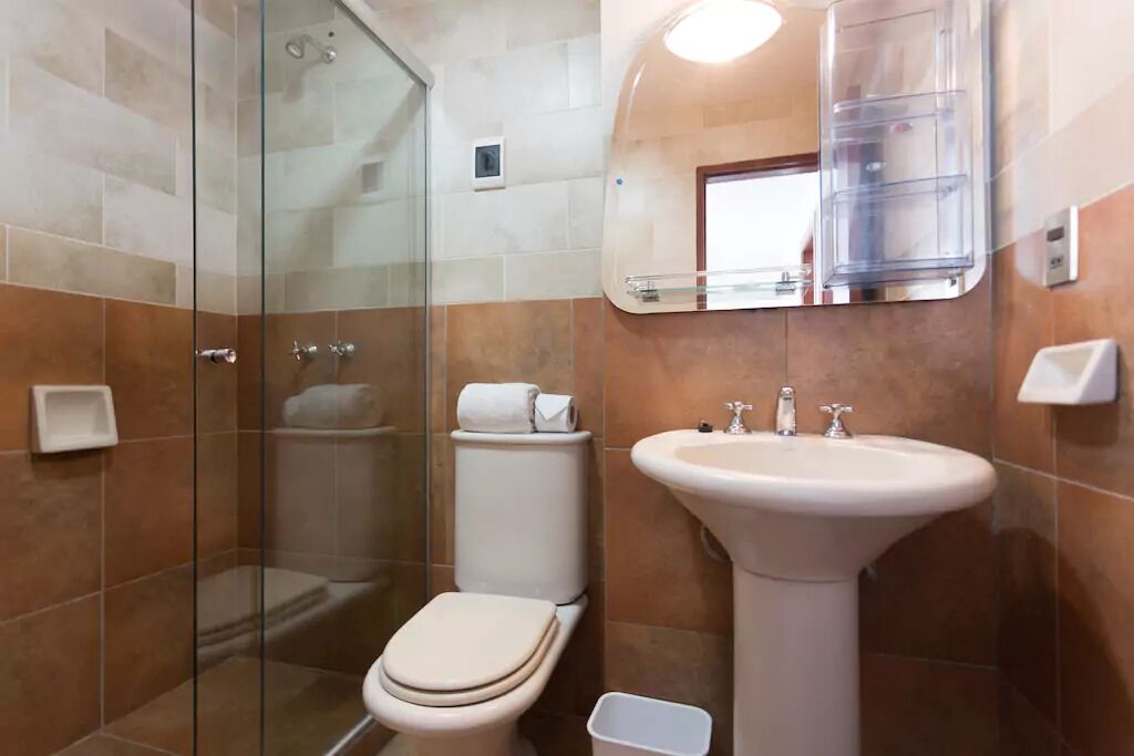 Sèche-cheveux, serviettes fournies, savon, shampoing