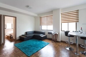 Smart TV, DVD player, books - Central Modern Apartment near US Embassy and cable car (La Paz)