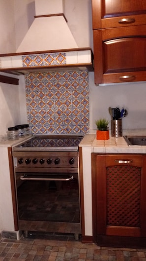 Geladeira, fogão, cooktop, talheres/pratos/utensílios de cozinha