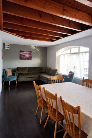 Interior - Aran View Holiday Homes Doolin - The Courtyard House - Sleeps 9 (Doolin)