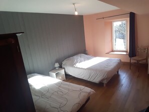 3 slaapkamers, een strijkplank/strijkijzer, gratis wifi, beddengoed