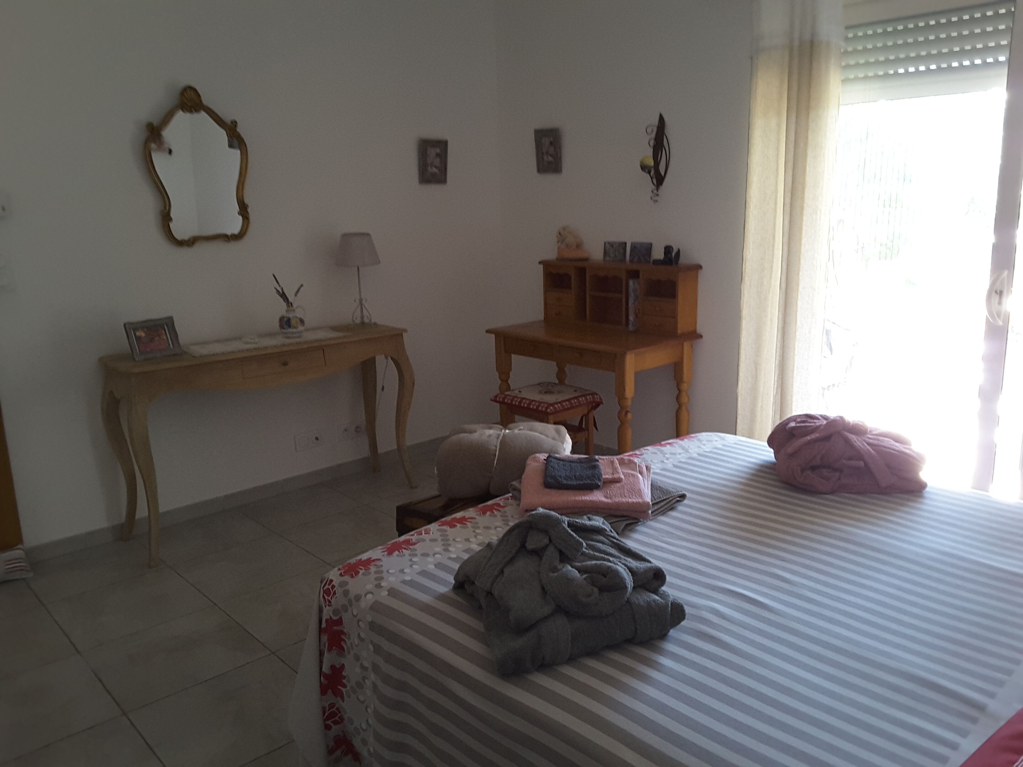Master bedroom - swimming pool - quiet - 4km from Uzès B & B