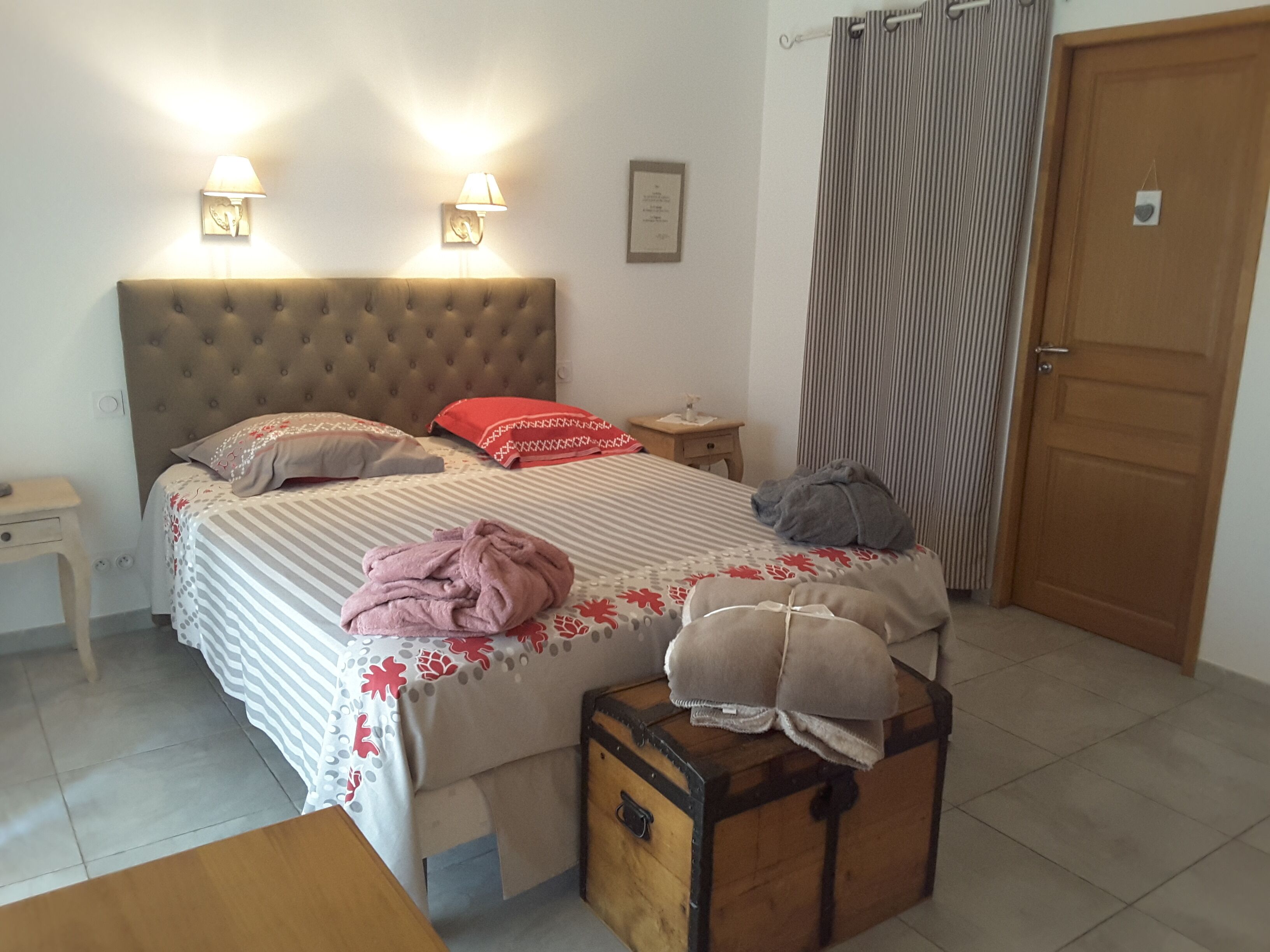 Master bedroom - swimming pool - quiet - 4km from Uzès B & B
