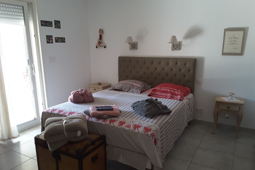 Master bedroom - swimming pool - quiet - 4km from Uzès B & B