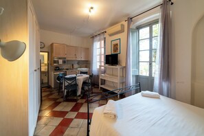 Tabla de planchar con plancha, wifi y ropa de cama 