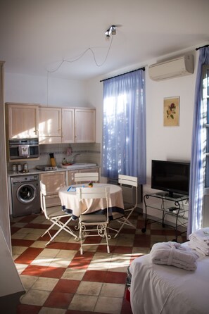 Tabla de planchar con plancha, wifi y ropa de cama