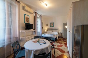 Tabla de planchar con plancha, wifi y ropa de cama 