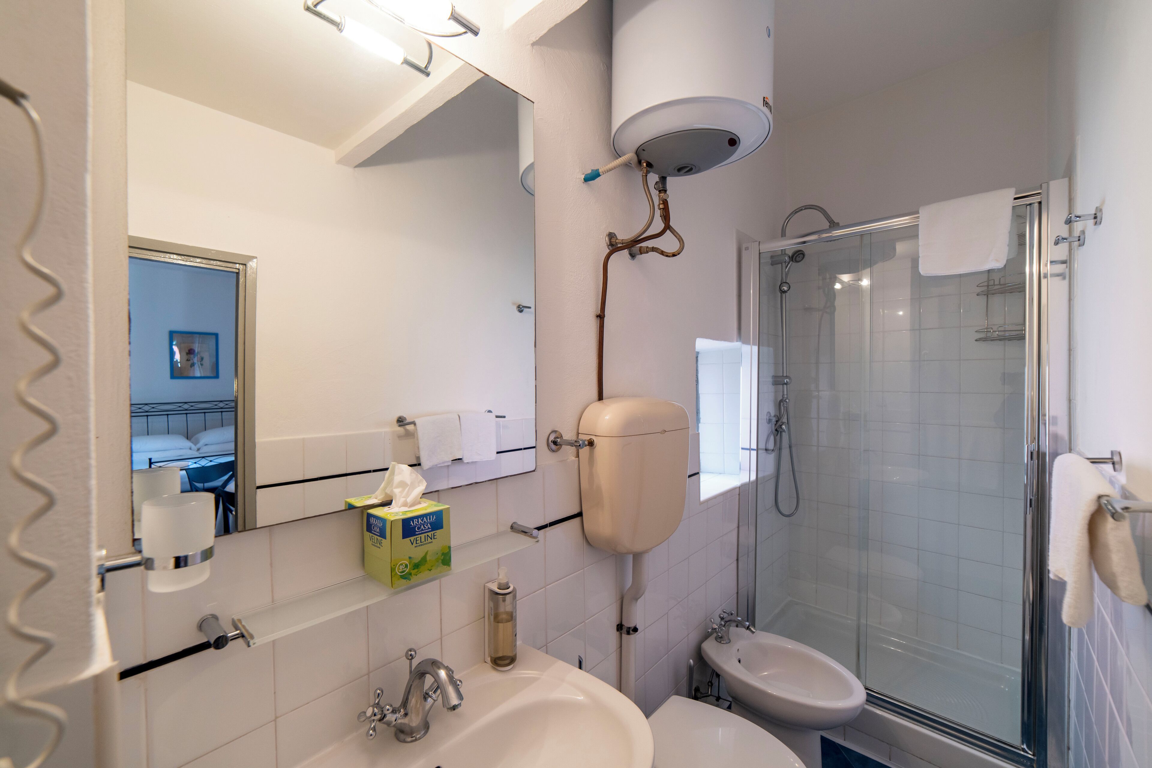 Dusche, Haartrockner, Bidet, Handtücher