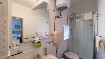 Dusche, Haartrockner, Bidet, HandtĂŒcher