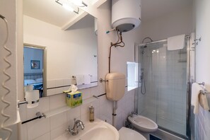 Ducha, secador de pelo, bidet, toallas