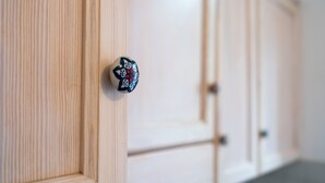 A wooden door with a decorative metal plate. - Studio in the heart of Finalborgo (Finale Ligure)
