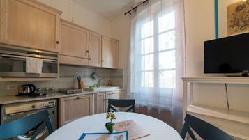 KĂŒhlschrank, Ofen, Herdplatte, GeschirrspĂŒler