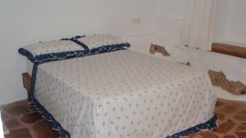 2 slaapkamers, een strijkplank/strijkijzer, internet, beddengoed