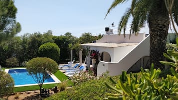 Een buitenzwembad, een verwarmd zwembad