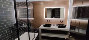 Badewanne, Haartrockner, Bidet, Handtücher